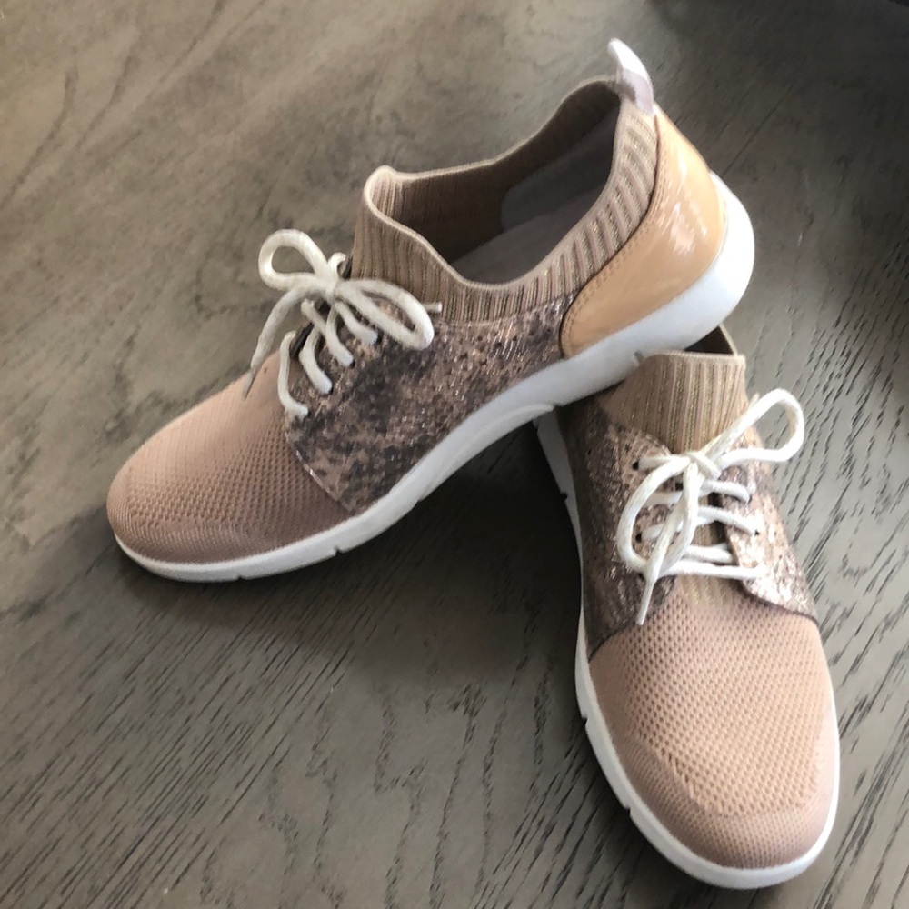 Johnston and Murphy women’s walking shoe